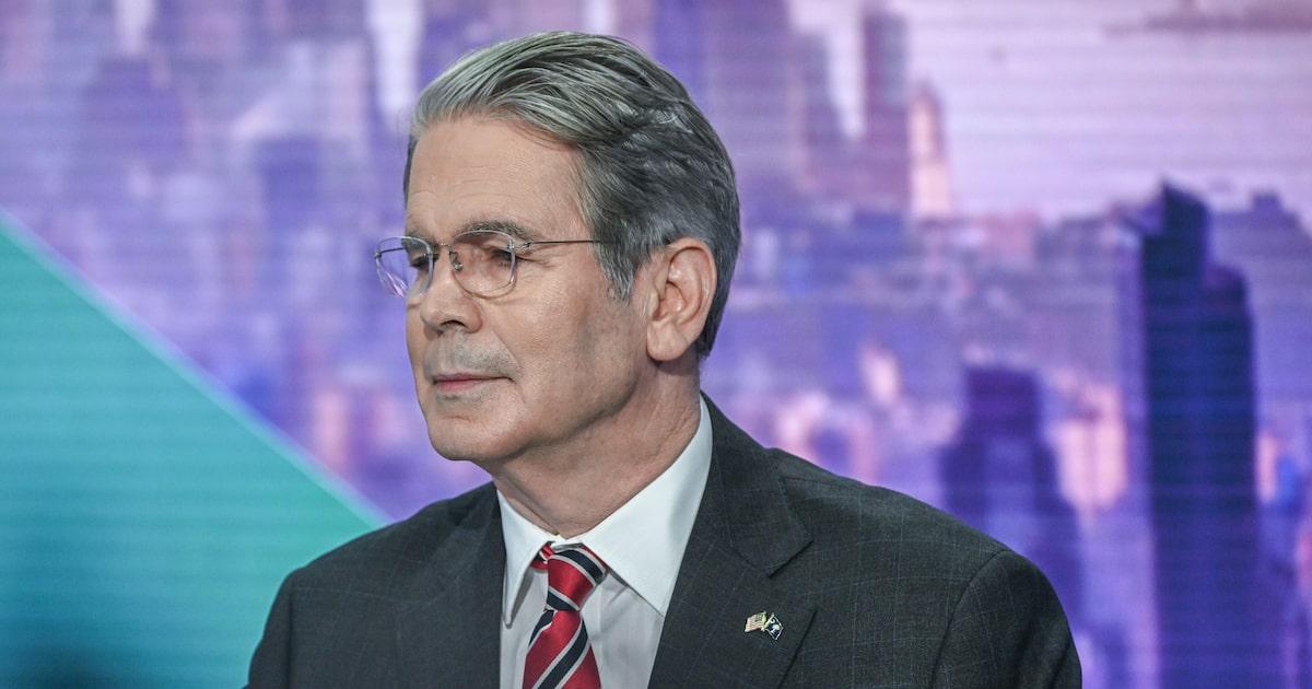 Besent sugirió que Powell dejó a la Fed después de dejar el puesto presidencial para 2026.