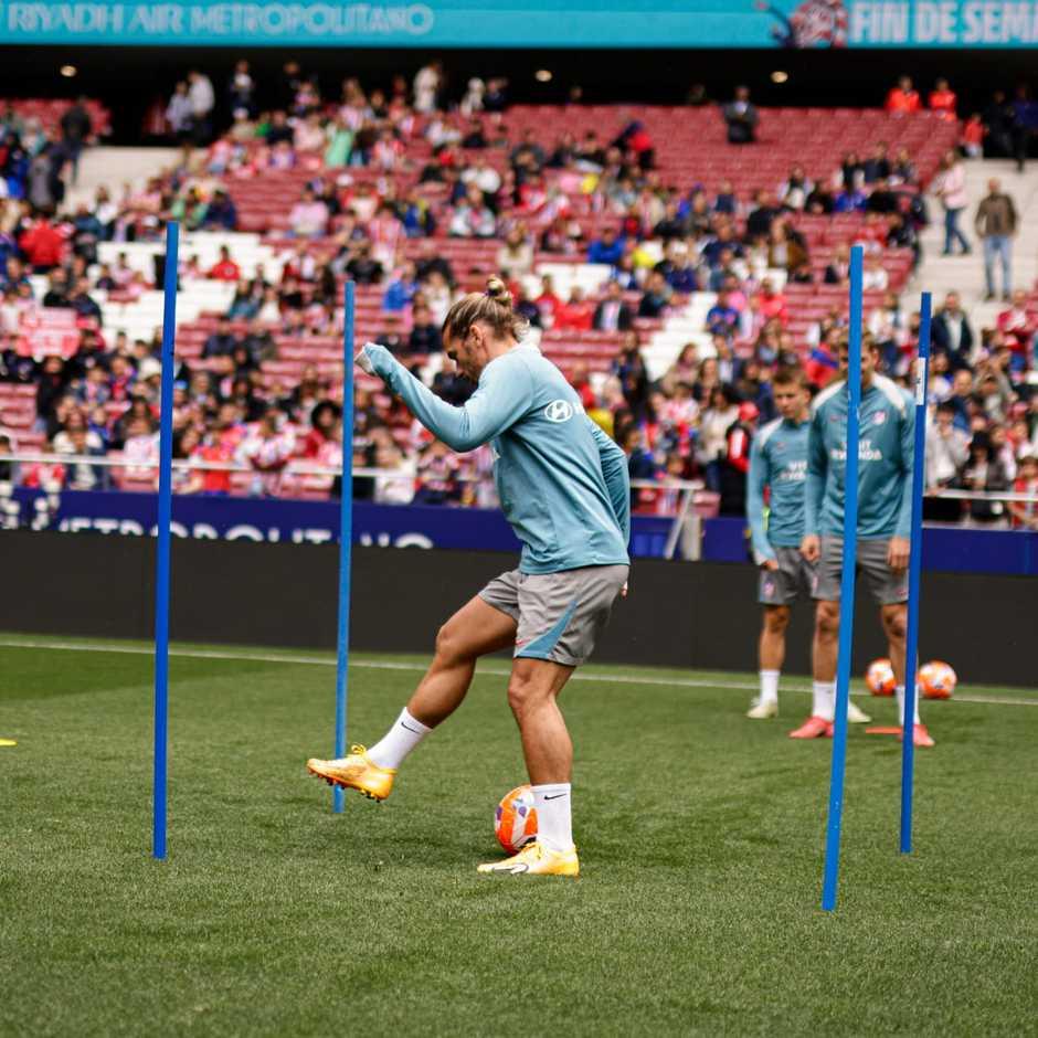 El entrenamiento del Atlético de Madrid está abierto al público en general en el Riyadh Air Metropol...