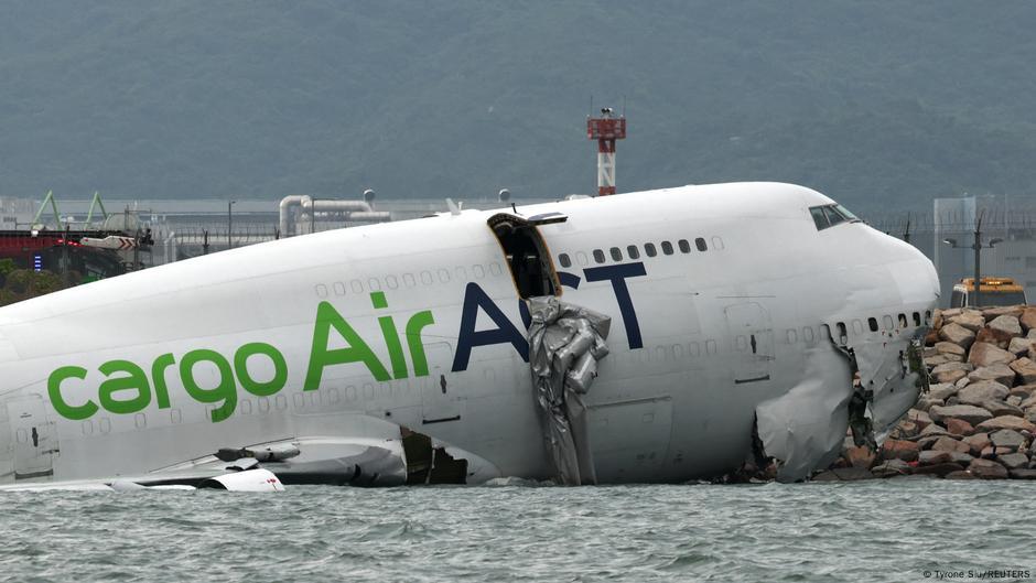 Hong Kong: Avión de carga se hunde en el mar tras sobrepasar la pista - 20/10/2025