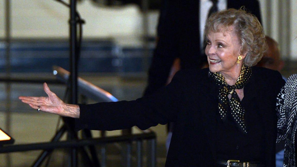 La actriz June Lockhart, famosa por su papel en la película 'Lassie', ha fallecido a los 100 años.Ci...